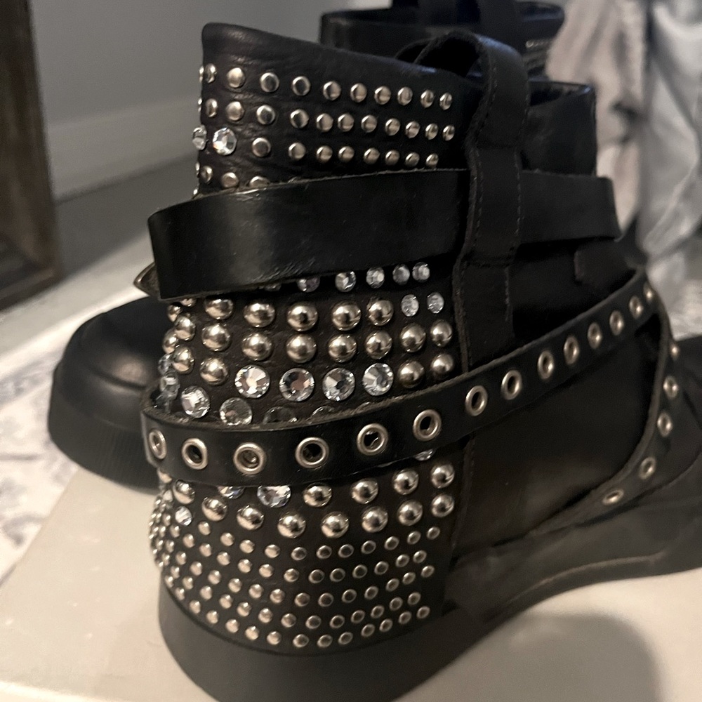 Robins Jean Black ankle boots